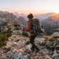 Bjergbestigning for begyndere - vandrer på bjergsti med trekkingstave